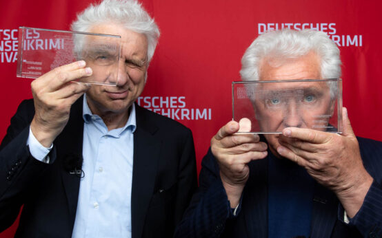 Miroslav Nemec und Udo Wachtveitl machen Faxen mit dem Ehrenpreis des Deutschen Fernsehkrimi Festival.