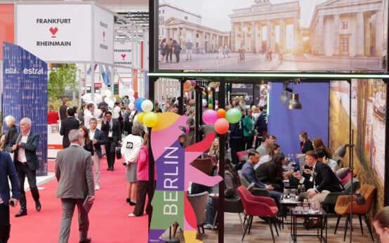 Blick in die Messehalle bei der IMEX Frankfurt. Zu sehen ist der Stand von Berlin und im Hinergrund der Stand von Frankfurt Rhein main.