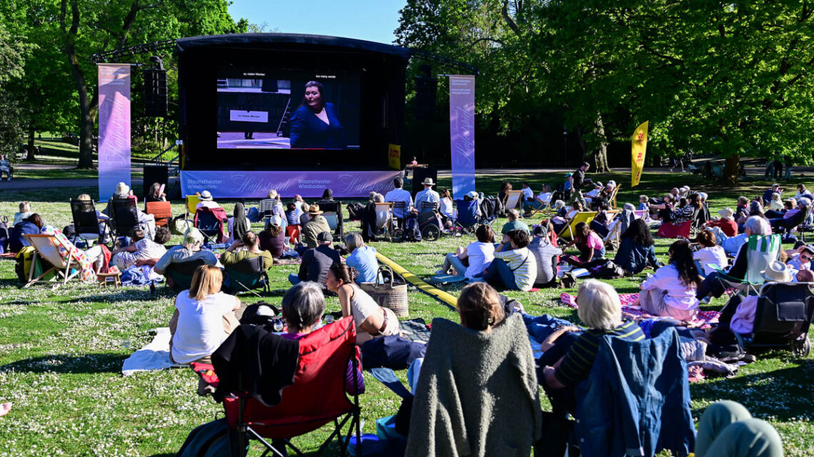 Opernzimmer Warmer Damm, rund 200 Wiesbadener verfolgten auf der Leinwand die Eröffnung im Staatstheater Wiesbaden.
