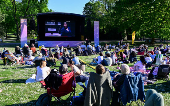 Opernzimmer Warmer Damm, rund 200 Wiesbadener verfolgten auf der Leinwand die Eröffnung im Staatstheater Wiesbaden.