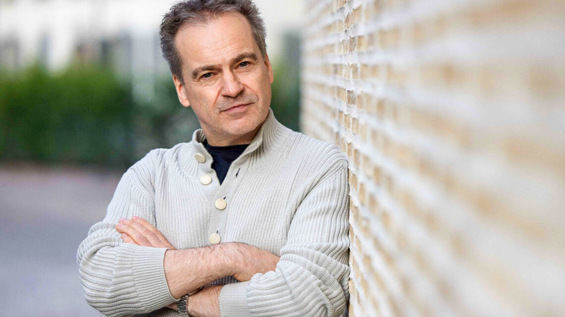 Jonathan Nott dirigiert im Kurhaus Wiesbaden Mahlers „Titan“ – eine Rückkehr voller Energie und musikalischer Wucht
