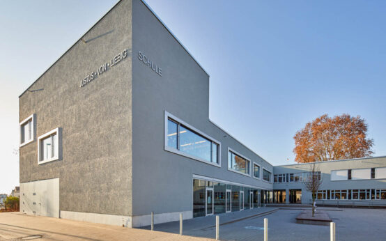 Die Justus-von-Liebig-Schule in Erbenheim soll durch einen zweigeschossigen Anbau erweitert werden.