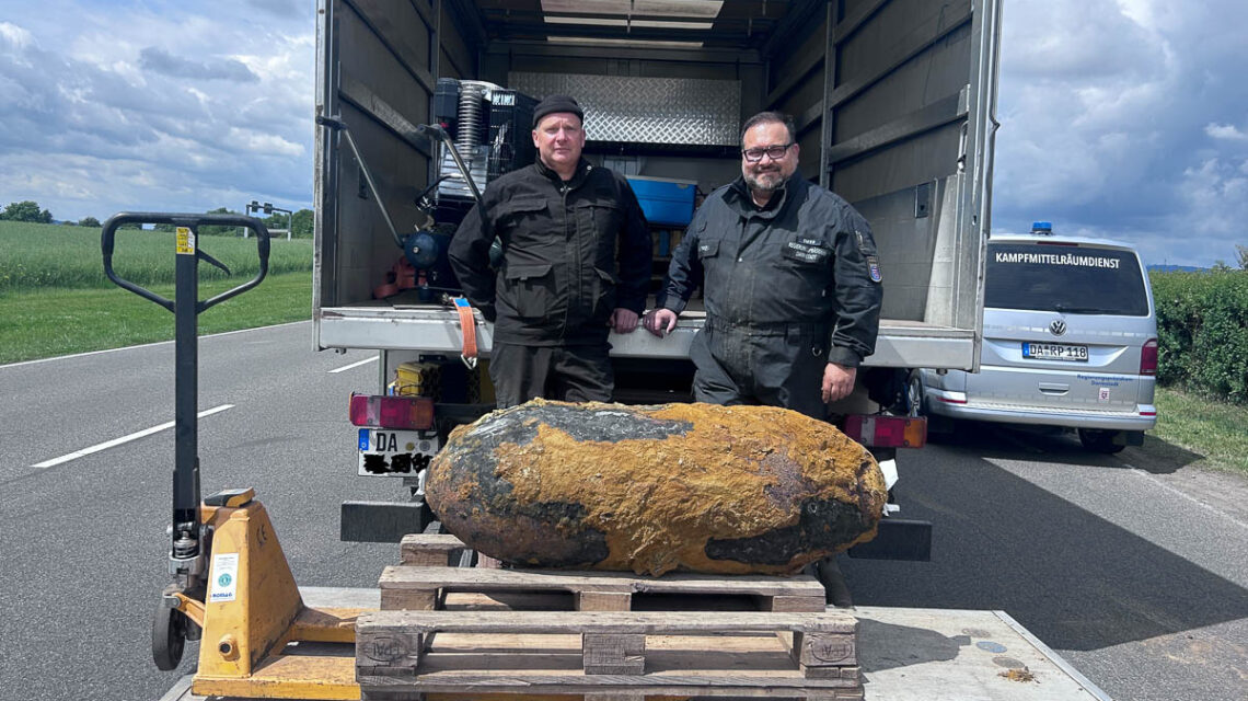 Alexander Majunke (rechts), Leiter des Hessischen Kampfmittelräumdiensts beim RP Darmstadt, sowie Bodo Stahn von der RP-Vertragsfirma Tauber