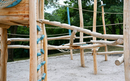 Klettergerüst auf einem Spielplatz