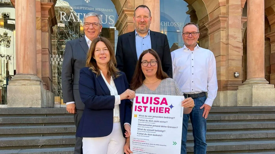 Stellten die neue Kampagne „Luisa ist hier“ in Wiesbadens Schwimmbädern vor: Bürgermeisterin Christiane Hinninger und die Kommunale Frauenbeauftragte Saskia Veit-Prang (vorne v.l.n.r.) sowie Oberbürgermeister Gert-Uwe Mende, Thomas Baum, mattiaqua-Betriebsleiter, und Eric Alberti, stellvertretender mattiaqua-Betriebsleiter (hinten v.l.n.r.).