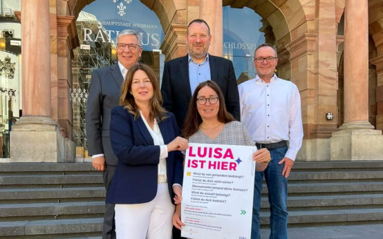 Stellten die neue Kampagne „Luisa ist hier“ in Wiesbadens Schwimmbädern vor: Bürgermeisterin Christiane Hinninger und die Kommunale Frauenbeauftragte Saskia Veit-Prang (vorne v.l.n.r.) sowie Oberbürgermeister Gert-Uwe Mende, Thomas Baum, mattiaqua-Betriebsleiter, und Eric Alberti, stellvertretender mattiaqua-Betriebsleiter (hinten v.l.n.r.).