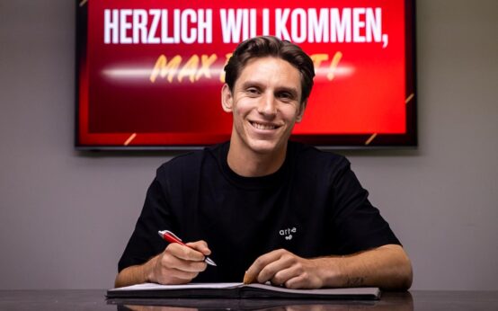 Max Brandt unterschreibt in Wiesabden seinen neuen Arbeitsvertrag.