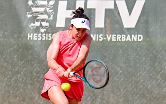 Mia Pohankova schlägt Francesca Jones mit 2:1 nach Sätzen.