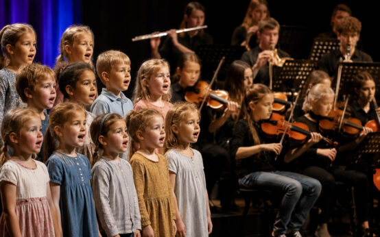 Kinderchor der Wiesbadener Musikschule und Jugnedorchester.