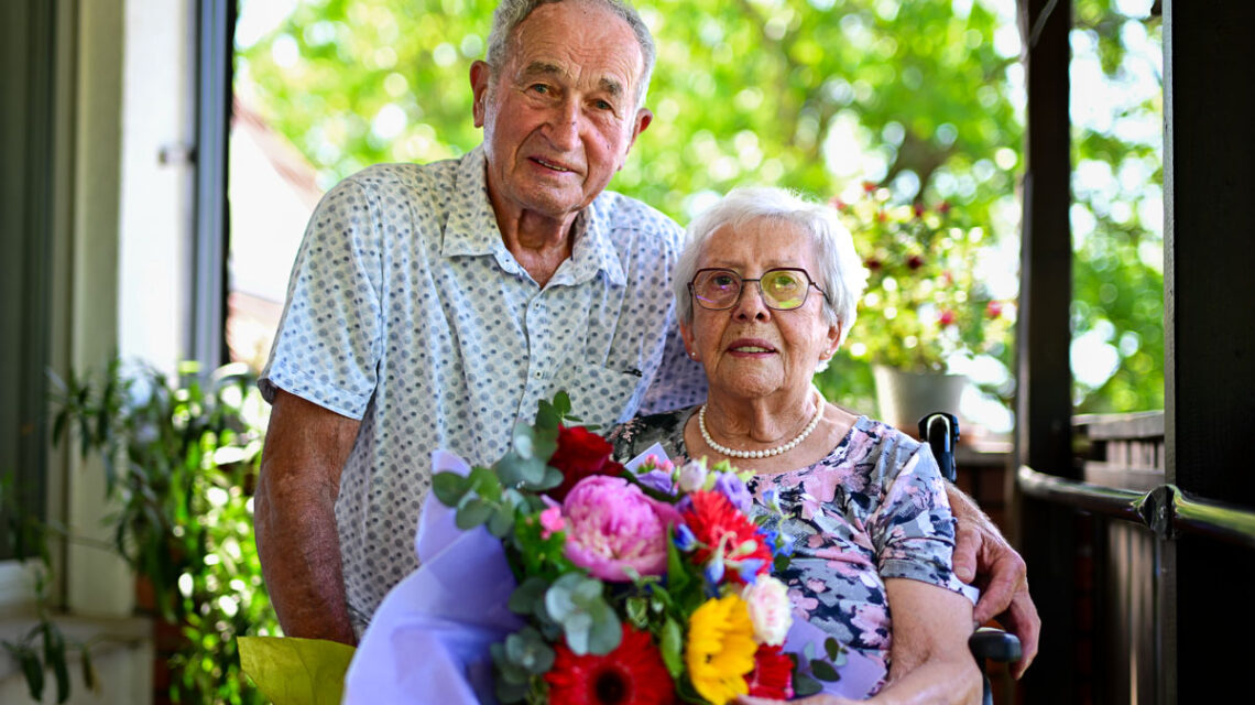 Edith und Norbert Schäfer auf ihren Balkon am 65. Jochzeitstag.