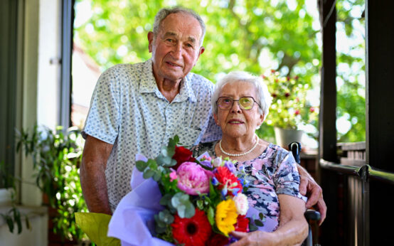 Edith und Norbert Schäfer auf ihren Balkon am 65. Jochzeitstag.