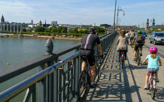 Fahgrradfahrer auf dem Weg von Mainz-Kastel in Richtung Mainz.
