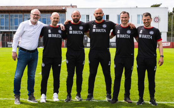 Der SV Wehen Wiesbaden setzt auch in der kommenden Saison auf Kontinuität im Trainerteam rund um Cheftrainer Daniel Scherning.