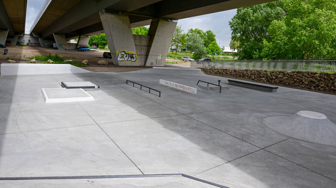 Skate-Anlage unter der Schiersteiner Brücke.
