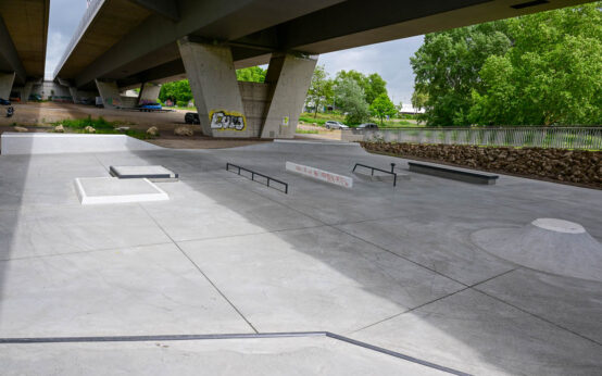 Skate-Anlage unter der Schiersteiner Brücke.