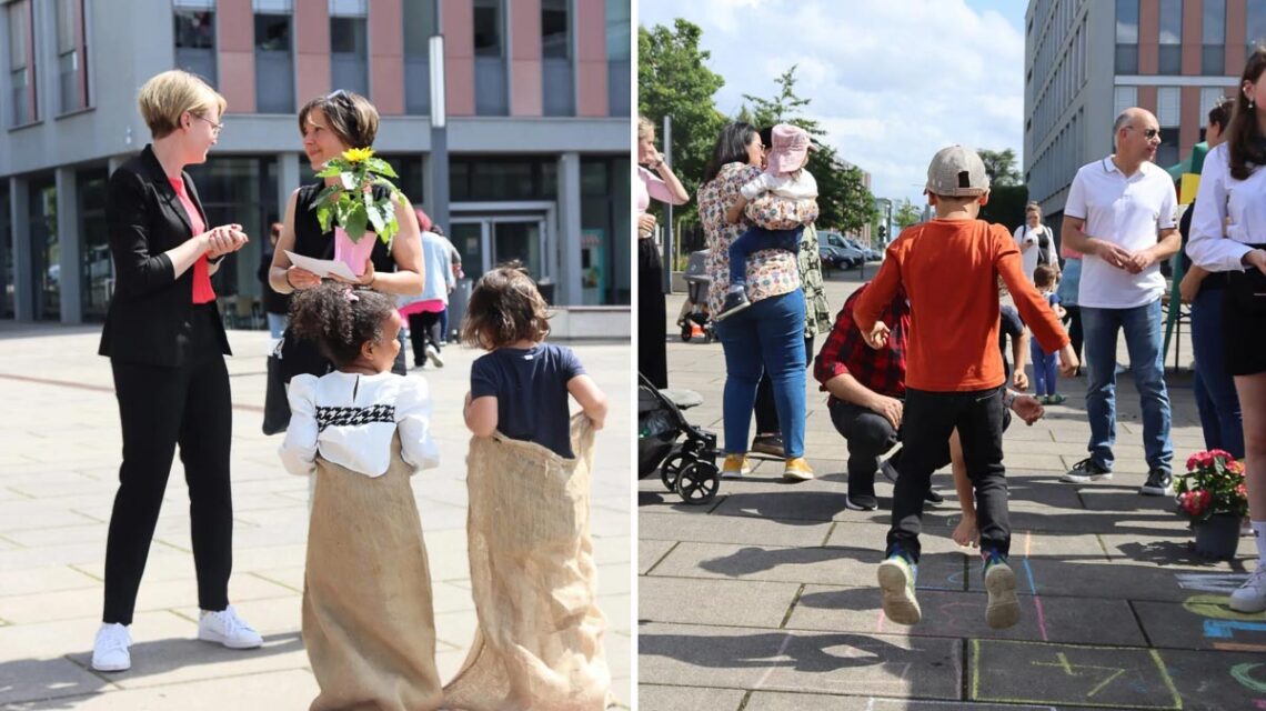 Spielende Kinder auf der Straße: Kästchenspringen und Sackhüpfen.