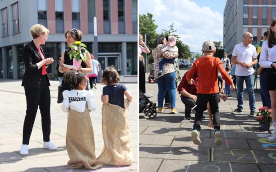 Spielende Kinder auf der Straße: Kästchenspringen und Sackhüpfen.
