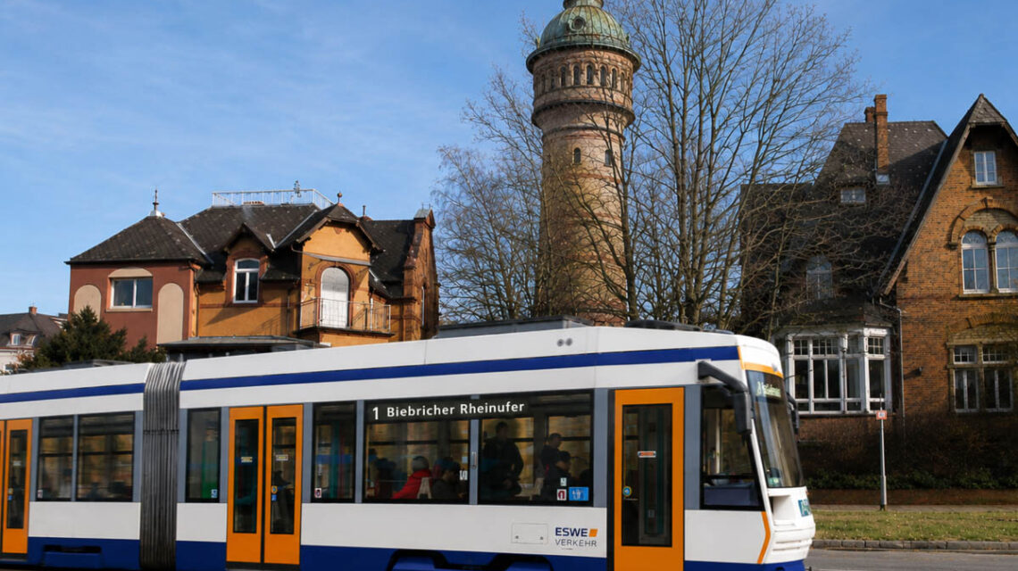 Fiktive Straßenbahn über die Biebricher Allee, Linie 1, Ziel Biebricher Rheinufer.
