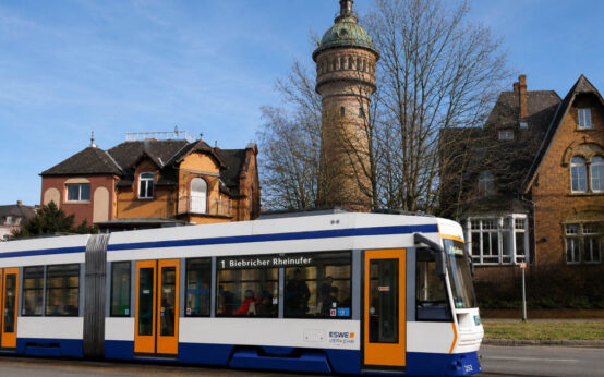 Fiktive Straßenbahn über die Biebricher Allee, Linie 1, Ziel Biebricher Rheinufer.