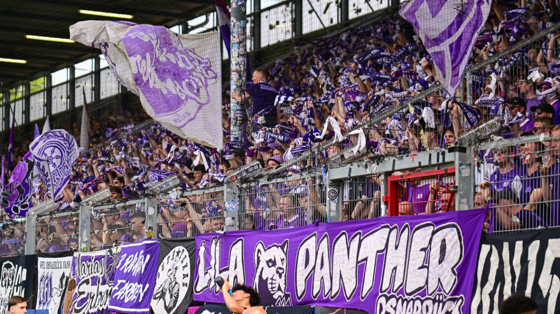 Der VfL Osnabrück ist aufgestiegen und feiert in Wiesbaden nach dem 3:2 ausgelassen. Blick auf den Fanblock.