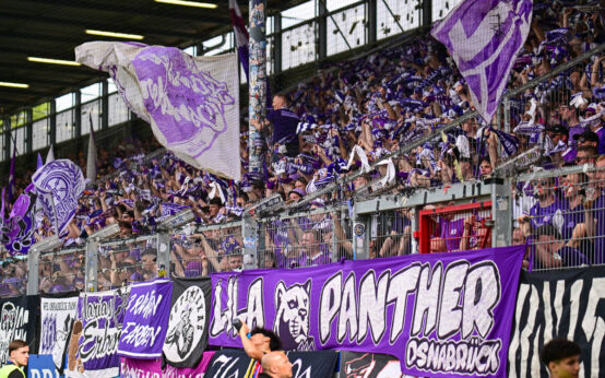 Der VfL Osnabrück ist aufgestiegen und feiert in Wiesbaden nach dem 3:2 ausgelassen. Blick auf den Fanblock.