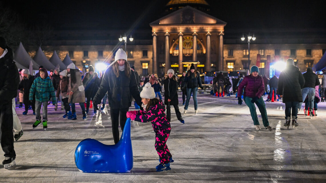 Wiesbaden on Ice, XXL Eisbahn vor dem Kurhaus Wiesbaden.
