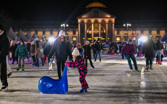 Wiesbaden on Ice, XXL Eisbahn vor dem Kurhaus Wiesbaden.