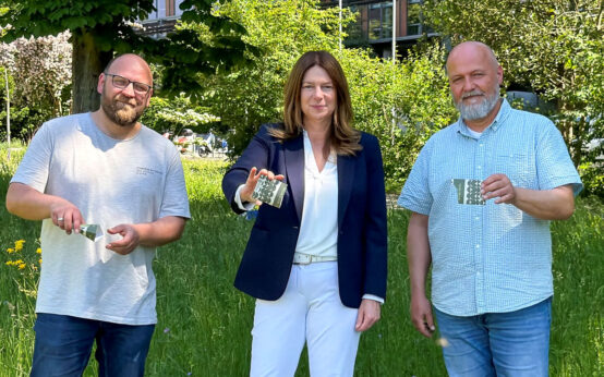 v.l.n.r.: Marco Lange, Sachgebietsleiter Grünflächenunterhaltung beim Grünflächenamt, Christiane Hinninger, Bürgermeisterin, Thomas Wilkerling, Abteilungsleiter Grünflächen beim Grünflächenamt Sie sähen das Saatgut „Wilde Wiese“ aus, mit dem ein Teil der Wiesbadner Grünflächen in naturnahe Lebensräume umgestaltet werden.