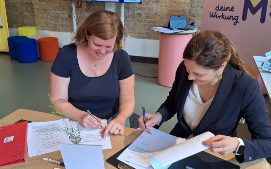 Milena Löbke und Angela Tausendpfund bei der Vertragsunterzeichnung.