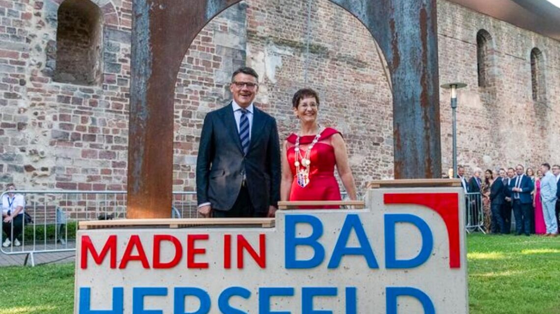 Ministerpräsident Boris Rhein sieht die Bad Hersfelder Festspiele als „lebendiges Beispiel für die kulturelle Vielfalt und das kreative Potenzial Hessens“.