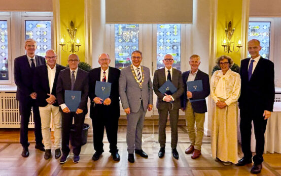 Professor Dr. Andreas Schwarting, Professor Dr. Georg Schett, Professor Daniel H. Solomon, Professor V. Michael Holers, Oberbürgermeister Gert-Uwe Mende, Neil Betteridge, Maarten de Wit, Professorin Désirée van der Heijde, Stadtverordnetenvorsteher Dr. Gerhard Obermayr (v.l.n.r.)