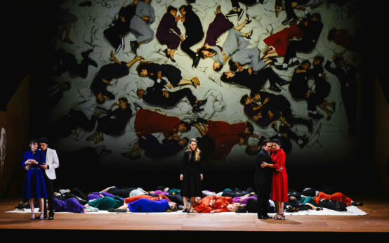 Publikum und Ensemble verschmelzen: „Così fan tutte“ wird im Staatstheater Wiesbaden zum Experiment.