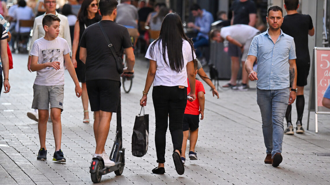 E-Scooter Fahrer in der Wiesbadneer Fußgängerzone.