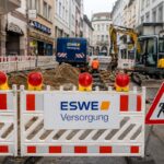 Nach dem Rohrbruch erneuert ESWE Versorgung in der Neugasse ein größeres Teilstück der Wasserleitung. Verkehrsbehinderungen bleiben vorerst bestehen.