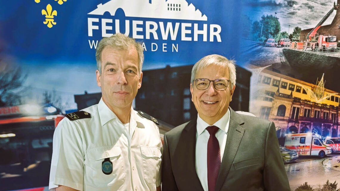 Oberbürgermeister Gert-Uwe Mende verabschiedete Andreas Kleber im Rahmen einer Feierstunde auf der Feuer- und Rettungswache 3 in den Vorruhestand.