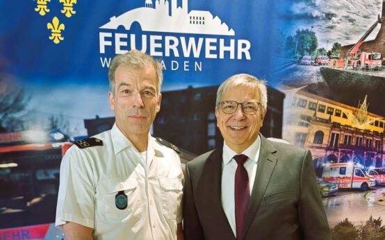 Oberbürgermeister Gert-Uwe Mende verabschiedete Andreas Kleber im Rahmen einer Feierstunde auf der Feuer- und Rettungswache 3 in den Vorruhestand.