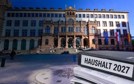 Oberbürgermeister Gert-Uwe Mende warnte die Stadtverordnetenversammlung vor möglichen rechtlichen Problemen bei der geplanten Verschiebung der Haushaltsberatungen 2027.