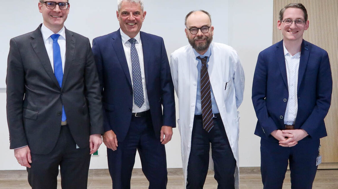 Schulterschluss, um auf die regionalen Auswirkungen des geplanten GKV-Beitragssatzstabilisierungsgesetzes aufmerksam zu machen (v.l.n.r.): Martin Bosch (Geschäftsführer St. Josefs-Hospital Wiesbaden), Guido Wernert (Geschäftsführer St. Vincenz Gesundheits-Verbund), Prof. Dr. Thomas Neuhaus (Ärztlicher Direktor St. Vincenz Gesundheits-Verbund) und Arne Evers (Prokurist für Pflege und Prozesse St. Josefs-Hospital Wiesbaden)