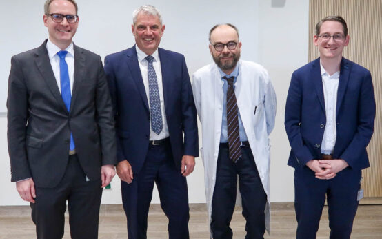Schulterschluss, um auf die regionalen Auswirkungen des geplanten GKV-Beitragssatzstabilisierungsgesetzes aufmerksam zu machen (v.l.n.r.): Martin Bosch (Geschäftsführer St. Josefs-Hospital Wiesbaden), Guido Wernert (Geschäftsführer St. Vincenz Gesundheits-Verbund), Prof. Dr. Thomas Neuhaus (Ärztlicher Direktor St. Vincenz Gesundheits-Verbund) und Arne Evers (Prokurist für Pflege und Prozesse St. Josefs-Hospital Wiesbaden)