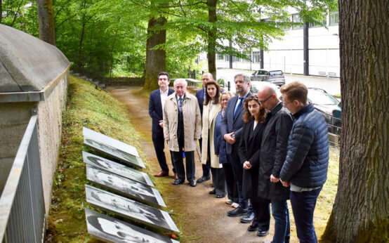 Die neu gestaltete Dauerausstellung der Gedenkstätte „Unter den Eichen“ erinnert an die Opfer des Wiesbadener KZ-Außenlagers und erzählt ihre Geschichte neu.