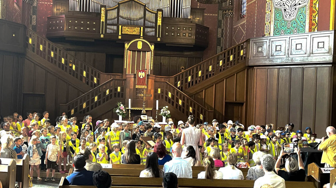 Rund 200 Kinder aus evangelischen Kitas in Wiesbaden präsentierten in der Lutherkirche die Ergebnisse des Projekts „Singen macht stark“.