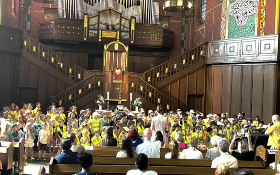 Rund 200 Kinder aus evangelischen Kitas in Wiesbaden präsentierten in der Lutherkirche die Ergebnisse des Projekts „Singen macht stark“.