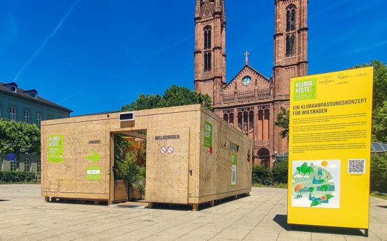 Die Klimakiste auf dem Luisenplatz bietet Schatten, Sprühnebel und Informationen rund um Klimaanpassung in Wiesbaden.