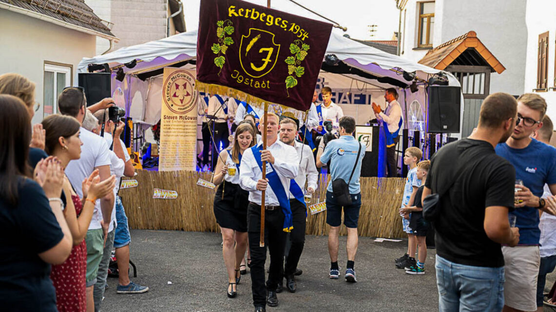 Einzug der Kerbeburschen und Kerbemädchen bei der Igstadter Lindenkerb.