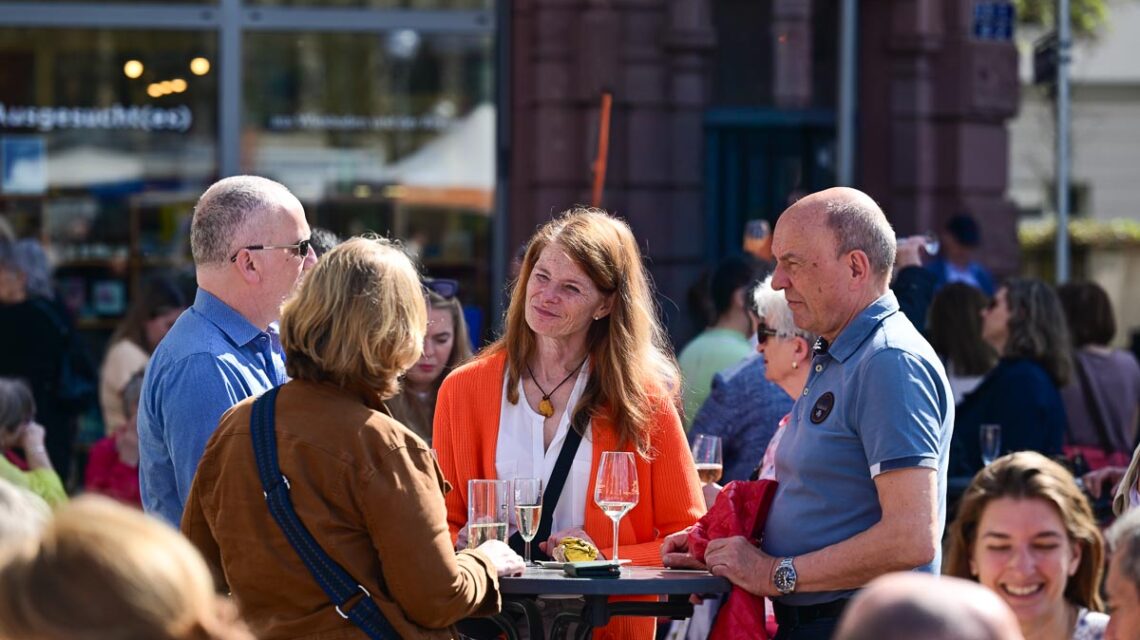 Szene beim Marktfrühstück auf dem Wiesbadener Wochenmarkt