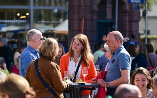 Szene beim Marktfrühstück auf dem Wiesbadener Wochenmarkt