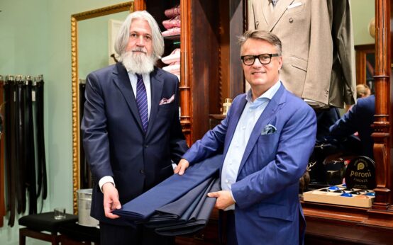 Atelierleiter Oliver Becker und Inhaber Christian Titze präsentieren eine Auswahl an Stoffen.