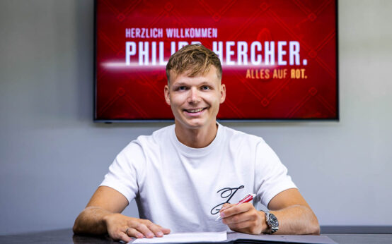 Philipp Hercher unterschreibt seinen Arbietsvertrag beim SVWW.