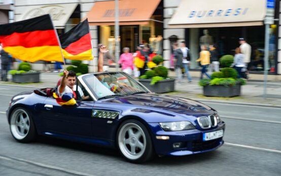 Autokorso auf der Wilhelmstraße. Nach dem Sieg der Deutschen Nationalmannschaft.
