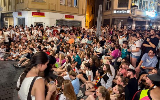 Public Viewing vor dem Eomer in der Altstadt. Hunderte Fans ...